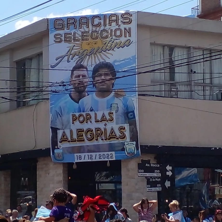 Un flyer gigante apareció en el centro de la Ciudad
