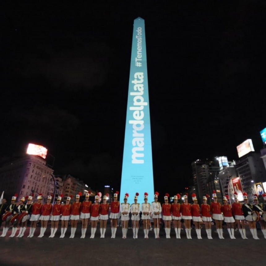 Lanzamiento Verano 2023: Mar del Plata presentó su oferta turística con un mapping sobre el Obelisco