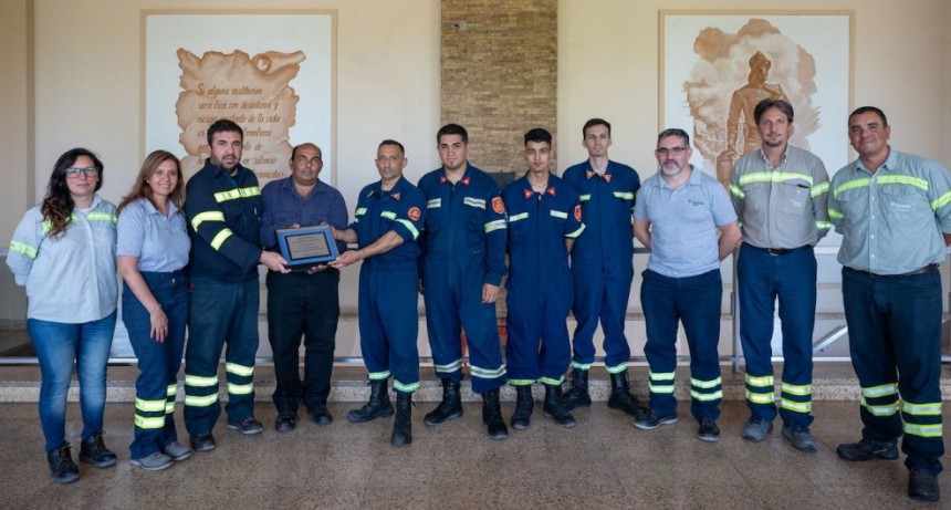 Centro Industrial de Tenaris en Campana entregó una placa al cuerpo de Bomberos Voluntarios de Campana