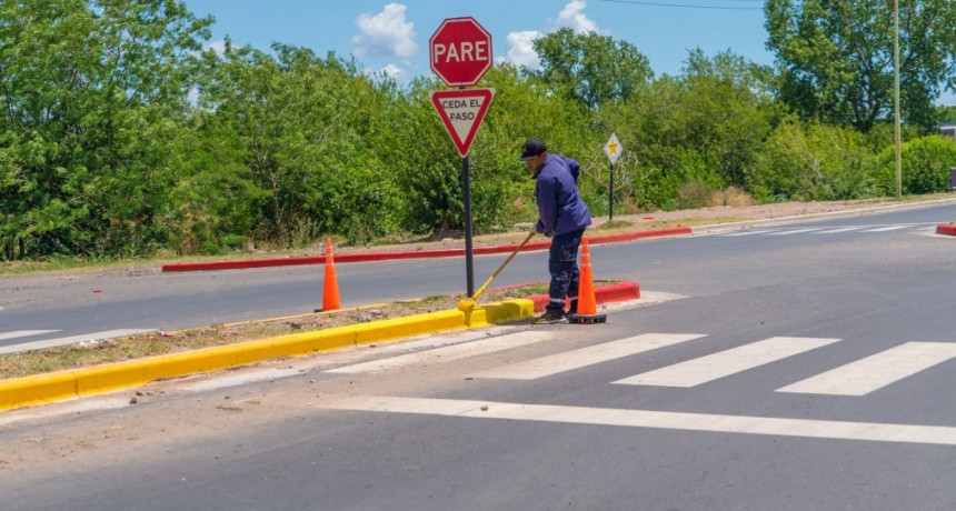 Concretan nuevos trabajos de demarcación vial sobre la avenida Raúl Alfonsín