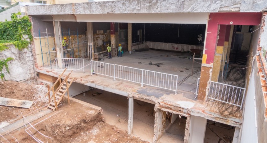 Abella recorrió la obra de remodelación del Teatro Pedro Barbero
