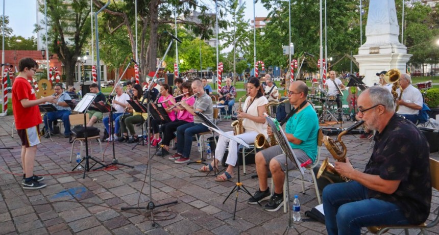 Vecinos disfrutaron del ensayo abierto de la Banda Municipal en la Plaza Eduardo Costa