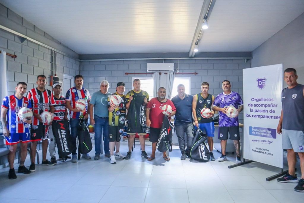 Los equipos que representarán a Campana en la Copa Federación recibieron pelotas y bolsos