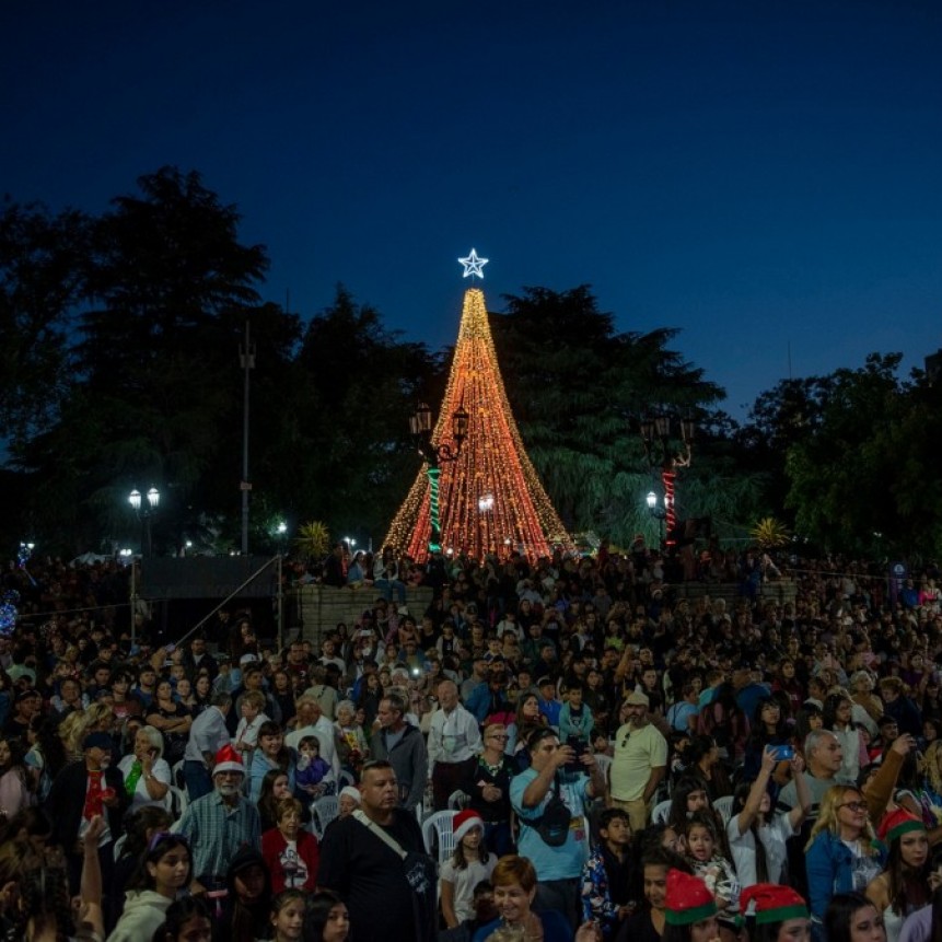 El espíritu navideño brilló en la ciudad con el encendido del Árbol   