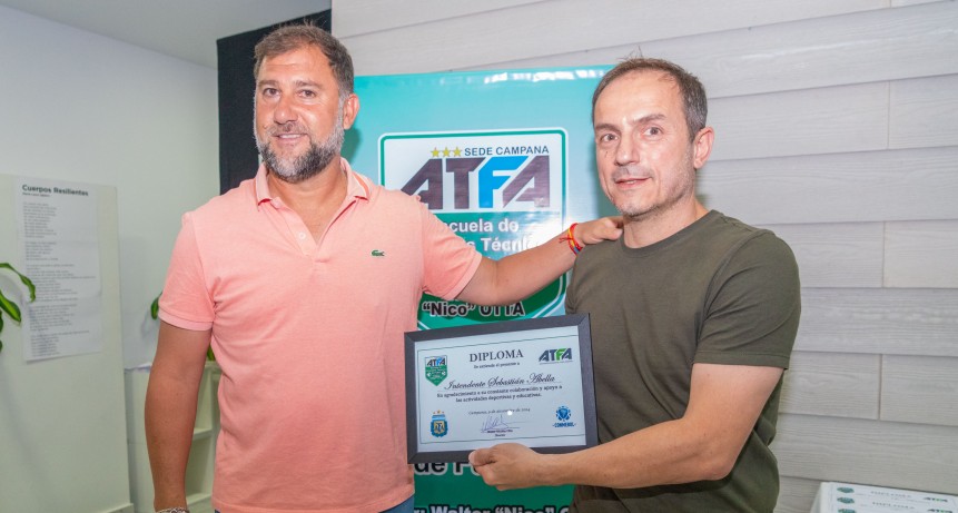 Abella acompañó la entrega de diplomas de la Escuela de DT de Walter Otta