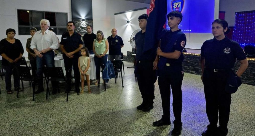 Abella acompañó el cierre de año de la Escuela de Cadetes de Bomberos Voluntarios