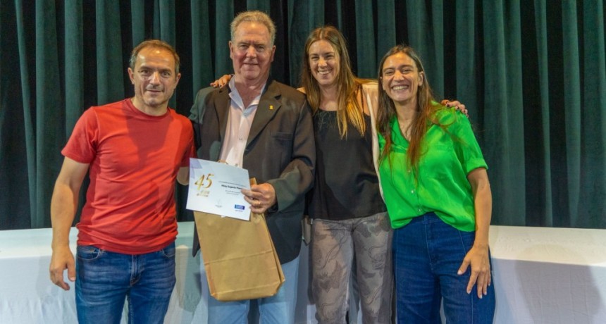 Abella encabezó la entrega de reconocimientos por trayectoria a empleados municipales
